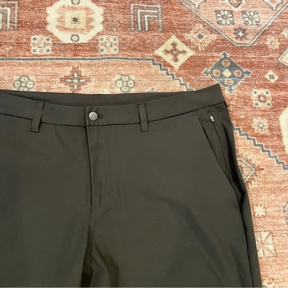 Lululemon Men’s Commission Pant Slim Warpstreme 28" in Dark Olive - Picture 6 of 11